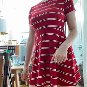 Röd, svart och vit-randig kort klänning med korta ärmar. Räfflat tyg. Aldrig använd, nyskick. Från divided by HM. 