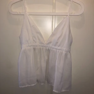 Söt topp strl XS - Söt topp med volang perfekt till sommaren🌾 använd sparsamt så är i fint skick! Skicka privat för fler bilder🧡