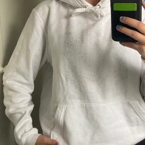 Vit hoodie från the cool elephant 😝 - Väl använd hoodie. Trycket har försvunnit ganska mycket men den är extremt skön.