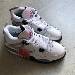 Jordan 4s ”White Cement”  - Jordan 4s White Cement. Storlek 44, AA Kopior. 950kr + 99kr Fraktavgift. Ej använda. OBS! Kvitto och Skolåda kommer inte med.