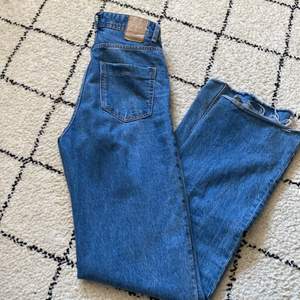 Supersnygga blåa jeans från Zara!! Säljer pga av att de tyvärr är för långa för små för mig… det är storlek 34 (25/26 i midjan och 34 i längd skulle jag säga) <3 (skriv för fler bilder) 