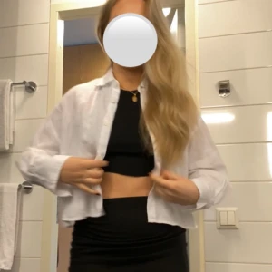 Linneskjorta  - Vit croppad linneskjorta från zara som är helt oanvänd med lapp kvar!💖