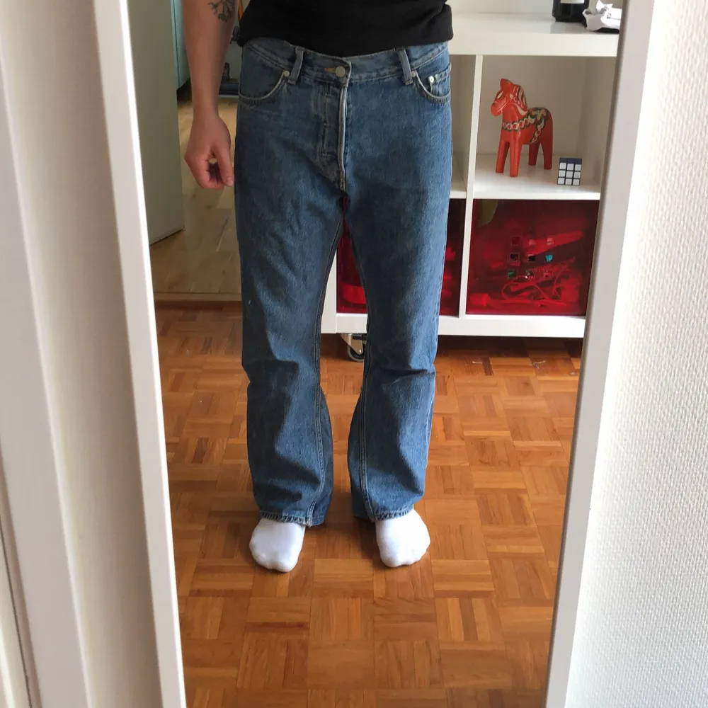 Flared jeans som jag gjort själv, det är limmat med textillim och sitter bra. Byxmodellen är Weekday ”Barrel” storlek 29/30. Jeans & Byxor.