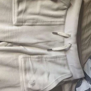 Juicy  - Vita juicy byxor , andvönda minst 5 gånger o är som nyskick 💕 pris kan diskuteras vid snabb affär 