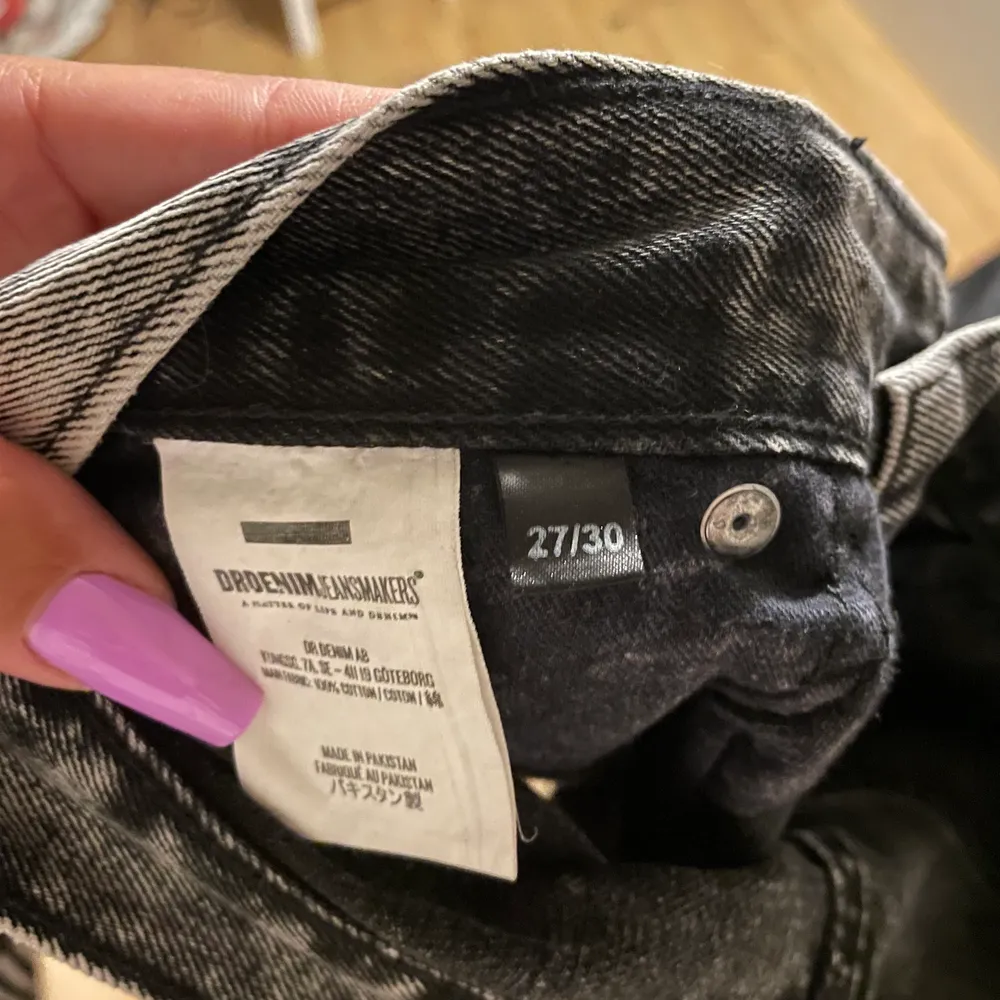 Ett par avklippta jeans i modellen ”Nora” från DrDenim. Otroligt snygg mom-modell. Svart/grå ”stentvättade”. Storlek 27”. . Shorts.