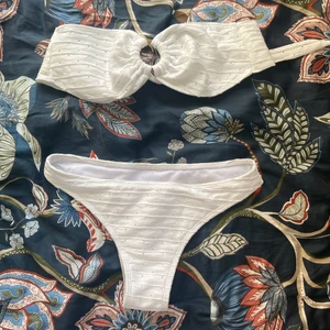 Vit shein bikini - Vit bikini från shein med ett väldigt fint mönster i materialet. Aldrig använd och ny. Även tvättad sen inköp. Söker då den va lite för liten. Storlek S men är mer S-XS