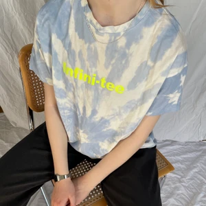Tie dye tshirt med tryck 🤍 - En tie dye tshirt med tryck i strl M. Från Bershka. Supercool! Köparen står för frakten. 🤍😇