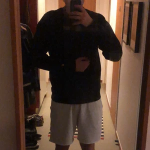 Carhartt Sweatshirt i storlek Large - Svart Carhartt sweatshirt i ett bekvämt tyg. Tröjan är använd ett fåtal gånger så så gott som ny. Rak och avslappnad passform. Herrstorlek.