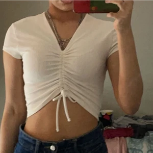 Vitt tipp - Säljer min fina vita topp från h&m DIVIDED. Då den inte kommer till användning längre. Den har justerbara snören så man kan bestämma själv hur den ska sitta. Den är i storlek xs och är tight vid axlarna. Sjäkv är det en favorit som tyvärr inte kommer till användning, skriv privat för frågor o sånt💞