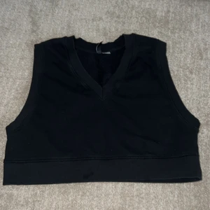 HM väst - Säljer denna fina väst från HM! Perfekt för sommarkvällar även till våren. Kommer inte till användning och använt den 1-3 gånger💖 slut i butik. Själv köpt för 299kr