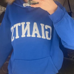 Hoodie  - Säljer denna fina ginats hoodie köpt från H&M! Säljer pga använd sällan och ligger mest å tar plats i garderoben. Storlek Xs😋 kostar 299kr som ny men säljer för 120kr + frakt!!!! 