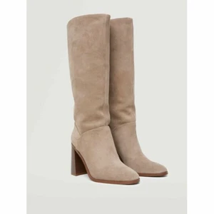 Mocka boots - Finns snart ute på secondchance uf @2nd.chanceuf på insta!! Supersnygga boots i mocka, storlek 39! Använda 1-2 gånger, nyskick! Skorna är helt slutsålda på hemsidan! Klacken är 10 cm hög. Nypris 1200kr. BUD: 750kr