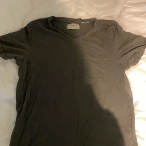 T-shirt  - Här en t-shirt, legat i garderoben i 1 månad, aldrig använd. Där är storlek S. Där är även en liten ficka i framsidan på den. Den är mörkgrön. Frakt är beroende på var den ska skickas. Jag betalar en del av frakten själv.