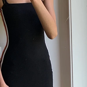 Klänning - Klänning från H&M, inte använd så mycket. Den är ganska kort på mig som är 180cm lång😇 Den är i XS men passar nog XXS också.