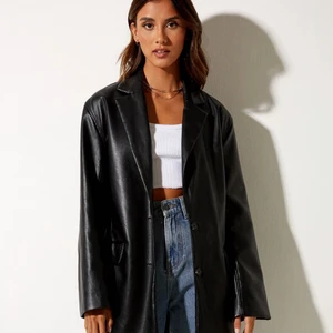 *OANVÄND* Fejk-läder blazer/kavaj - Kavaj/blazer från märket MOTEL. Helt oanvänd med alla lappar kvar, hann ej skicka tillbaka. Gjort i fuskläder. Storlek XXS men extremt oversize, passar upp till storlek M. Nypris ca 700kr