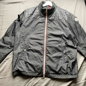 Moncler jacka - Skick 7/10 KVITTO finns ej, eventuellt digitalt kvitto, men den har QR kod. 