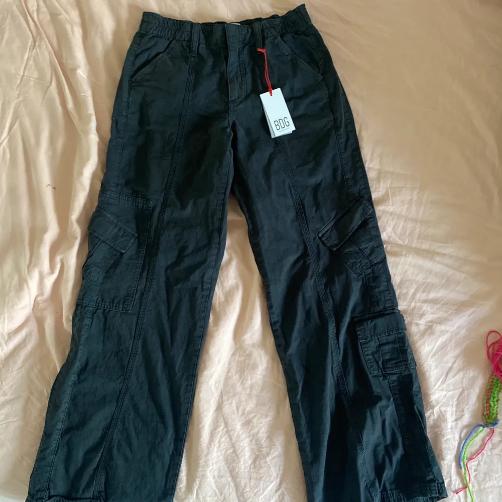 Säljer mina helt utsålda, nya cargo byxor i färgen Dark Grey från UO storlek s, nypris 699kr. Jeans & Byxor.