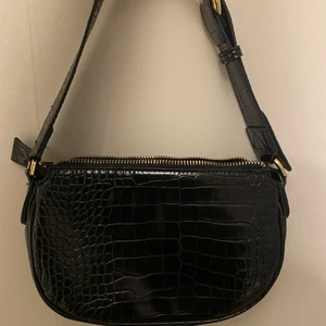 Handväska Mango  - Snygg baguette väska från mango! Använt ett fåtal gånger men är i god skick. För mer bilder eller information skriv gärna! 