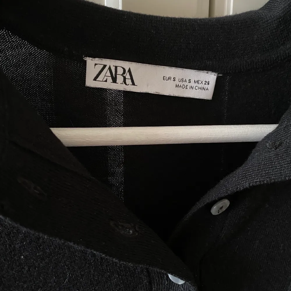 Svart tunn stickad från Zara i storlek S i lite längre modell. Använt men i jättefint skick, frakt tillkommer!. Tröjor & Koftor.
