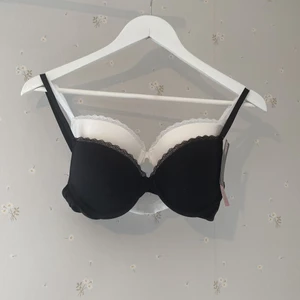 2-pack push up-bh från H&M - Jättefina bh:ar från H&M med baddade kupor. En vit och en svart. Väldigt basic design + med lite spets detaljer. Dom var lite för små för mig (vanligtvis C-D kupor) så därför skickar jag bort dom till någon annan :) Endast testade en gång!