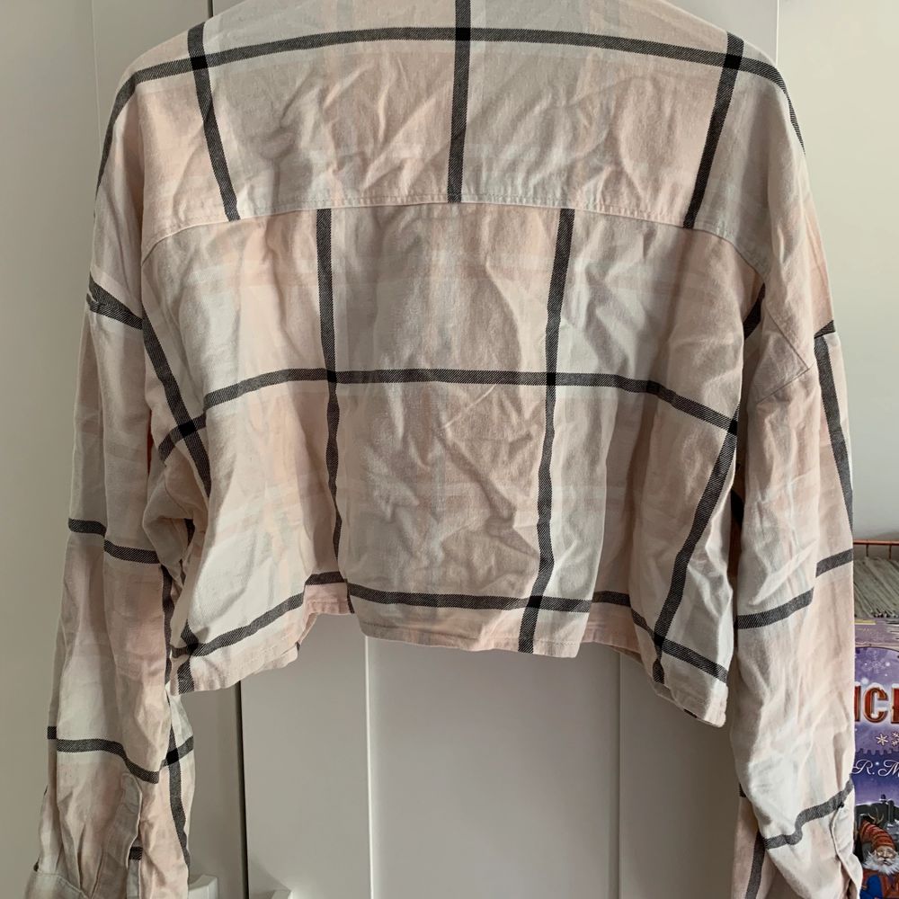 ALDRIG ANVÄND! Skjortan är köpt från monki, och har aldrig använts (förutom när jag skulle ta bild 3 ofc). Är cropped, skulle vilja kalla den en magskjorta, så den är perfekt nu när det börjar bli sommar och man inte vill ha något jättevarmt på sig! Har ett ljust, rutigt motiv. Strl M, pris kan diskuteras.. Skjortor.