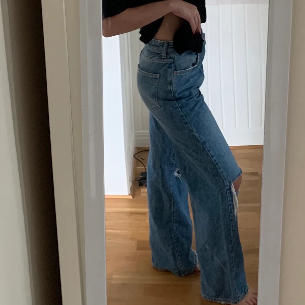 Vida jeans ifrån Gina tricot! Är en favorit-modell och sitter perfekt i längd på mig som är 171 cm, säljer dem då de dovk är lite för stora.. Storlek 38 och är använda Max 2 ggr✨💫💫. Jeans & Byxor.