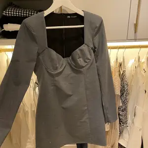 Super fin grå klänning, endast använd en gång! Storlek L men skulle säga att den är mer som en M