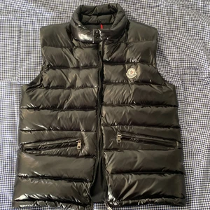Moncler väst  - Västen är då äkta o där e inga skador eller nåt alls på den den e som ny använd ett par gånger men ingenting alls fel på den 