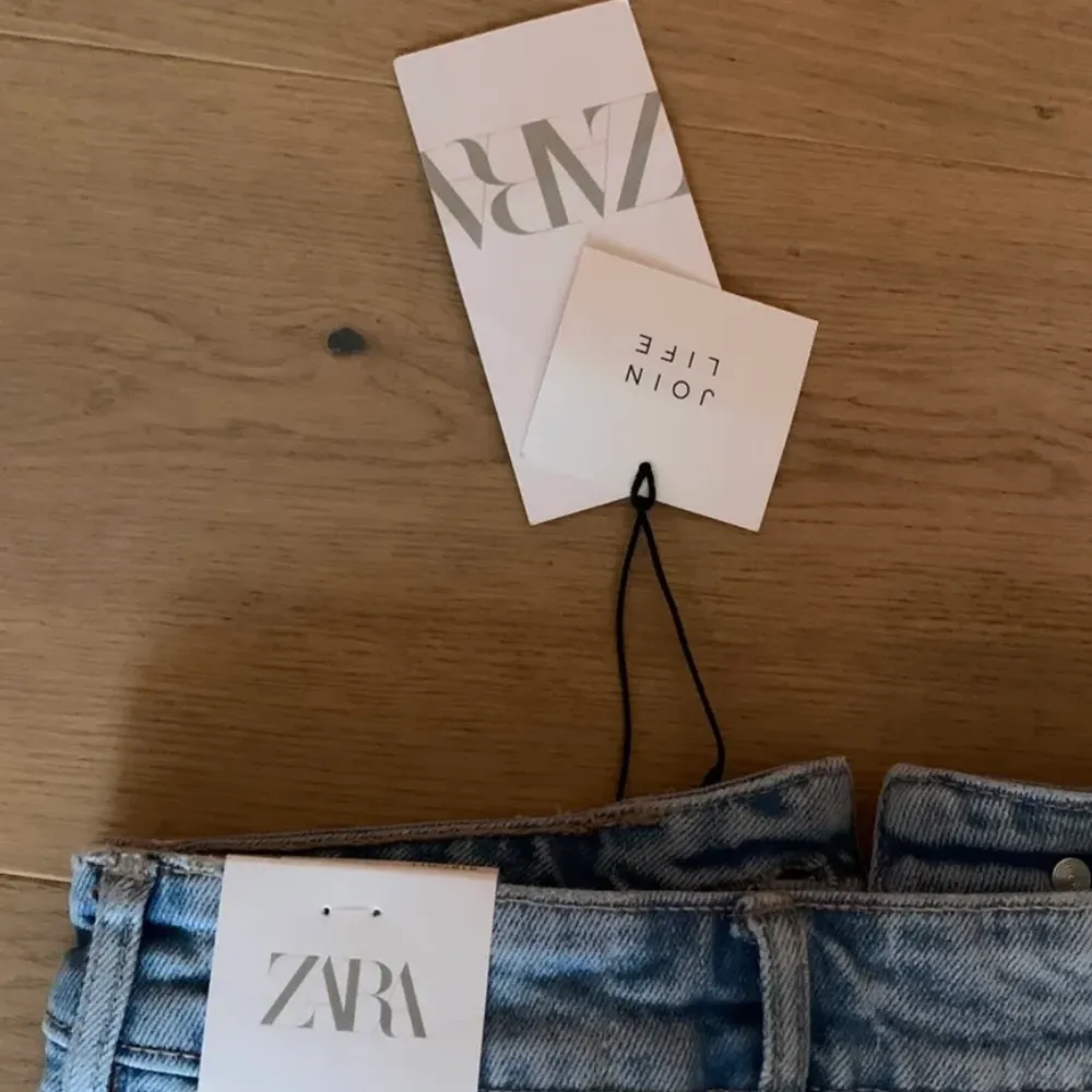 Säljer dessa jeansen shortsen från zara som är köpta här på Plick, helt oanvända med lappen kvar 💕 lånade bilder . Shorts.