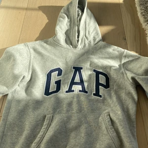 TRENDIG GAP HOODIE - TILL ALLA SOM HAR SKRIVIT TILL MIG: jag har precis laddat ner Plick igen och såg hur många som var intresserade av denna! Jag vet inte var den är så ska försöka leta upp den🙃🙃 om jag hittar den kommer jag starta en budgivning! Tack för mig😗