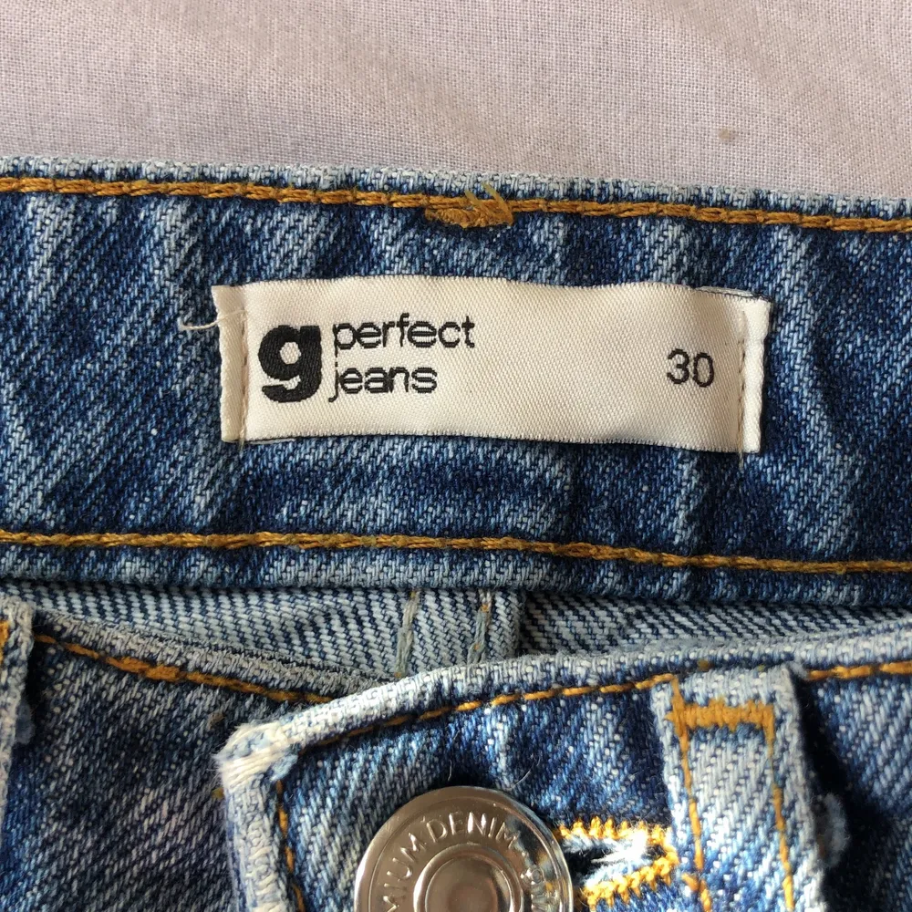 Ett par jättefina jeans från Ginatricot, köpte för 600 och säljer för att de blev för korta och tajta . Jeans & Byxor.