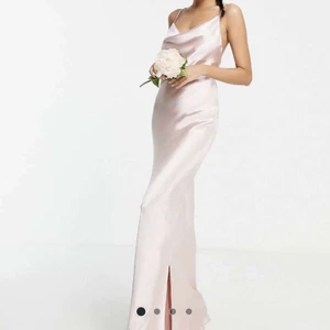 klänning - säljer denna super fina klänning från asos som passar till bal. är helt ny så alla prislappar finns kvar.💓säljer den då jag har hittat en annan. nypris 620kr. kom privat för fler bilder 