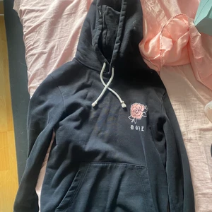 Dope hoodie❤️ - Dope hoodie med rosor på i storlek 36/S🥰 99kr + 69kr frakt. Skitfin när man åker slalom eller snowboard eller bara när som helst!!