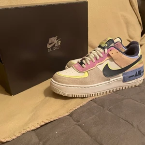 Nike air force - Jag säljer dessa Nike air force 1 skorna från Nike i storlek 41, och kmr aldrig till användning. Skorna är i bra skick och köptes för ungefär 1100 kr och säljs för 500 kr + frakt, om du undrar om frakten så skriv privat till mig 