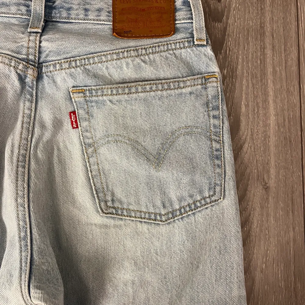 Säljer mina Levis jeans från NK i Göteborg, det är modellen 501 och är i storlek W24 L28❤️har tyvärr inte kvittot kvar. Skriv till mig för fler bilder eller frågor❤️ (nypris 1200kr) (Det är ett lagat hål mellan benen, men man ser det inte när man har på sig dom). Jeans & Byxor.