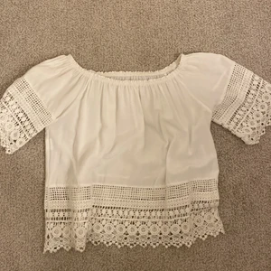 Sommartopp!! - Så fin vit topp med spets! Off-shoulder🥰hör av dig vid fler bilder Elr frågor