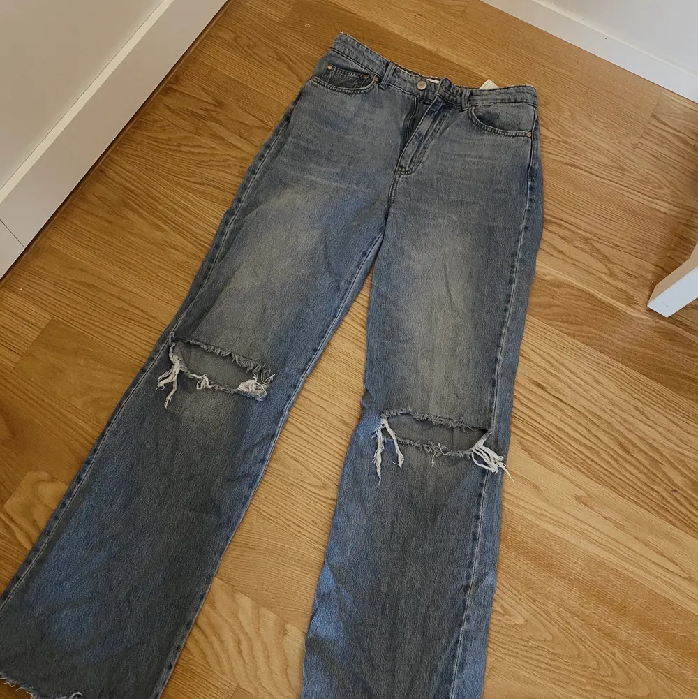 Jeans från stradivarius men köpa från asos, storlek 40! Lite ljusare blå i verkligheten✨ Vid snabb affär kan priset sänkas!!!!. Jeans & Byxor.
