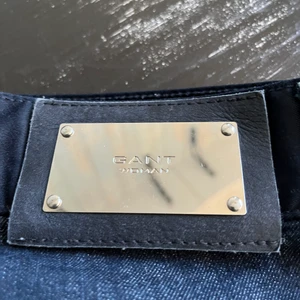 Gant Jeans mörkblåa stl S w28  l30 - Mörkblåa Gant jeans i fint skick. Snygga detaljer Blingknappar. Sparsamt använda. Storlek S och w28 och ca L 30. Jag har lagt upp dom i längden, de var L 32 från början. 