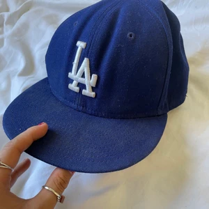 New era keps - Blå La new era keps köpt på secondhand butik har använt typ 2 gånger bra skick! 