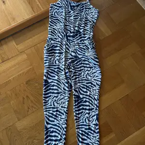 Kortärmad byxdress med zebramönster från H&M