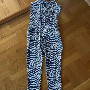 Kortärmad byxdress med zebramönster från H&M