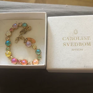 Caroline Svedbom armband  - I nyskick , endast användt ca 4-5 ggr ! Kommer med ask ! Nypris 995 kr ! Jag står för frakten ! 