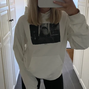 Vit hoodie med coolt tryck - Säljer denna superfina hoodien från märket STAY❤️‍🔥 använd fåtal ggr så är i väldigt fint skick🥰 har vanligtvis stl 36/38 i tröjor och passar bra som lite oversized på mig