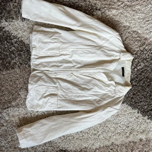 Kavaj i sammet - Super fin men har lite rost liknande fläckar i nacken :( Köpt förmodligen mellan 2000-2010