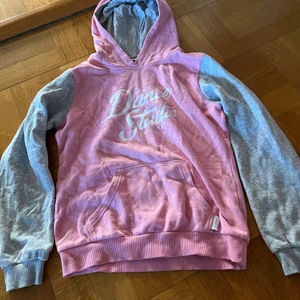 Rosa/grå hoodie från Soc - Rosa hoodie med grå ärmar från Soc 