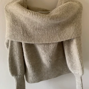 populär off shoulder tröja,gina tricot❤️‍🔥❤️‍🔥 - Jättefin beige stickad off shoulder från gina tricot❤️‍🔥❤️‍🔥 strl XS men sitter som S