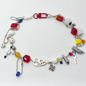 Handgjort halsband 🏎   - Racer #1 💥 handgjort halsband med inspiration från racerbilar 🏎 featuring: glaspärlor, pläterad bergkristall, akryl. Kedjor, pins, motringar i rostfritt stål 🏁 Frakt ingår ✉️ Kan justera längd efter önskemål <3 tar även emot custom orders & finns på instagram @ glumeyard :-’) 