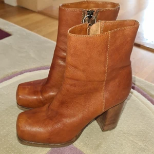 ACNE CHUNKY BOOTS 39 MEN PASSAR OCKSÅ 40 - Sköna högklackade boots från Acne stl 39 men passar också 40 