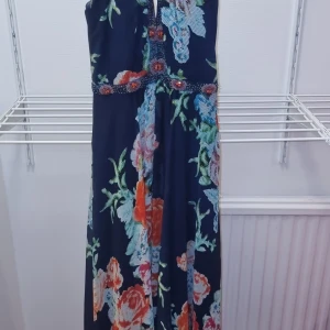 Festklänning 36 - Super fin fest, bal, bröllopsklänning. Nypris 3700 danska kronor. Ca 5200 svenska.  Använd en gång på bröllop.  Stl. 36. 1500kr.