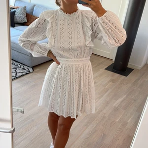 Klänning med öppen rygg - Säljer nu min kära studentklänning. Köpt från NA-KD, nu slutsåld och endast använd en gång. Så fin med alla detaljer och den öppna ryggen. Passar perfekt till sommaren, skolavslutningen, studenten eller konfirmationen. Storlek 40 men passar mig som vanligtvis är en S/M